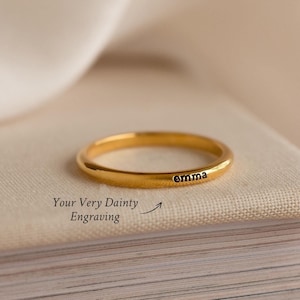 Bague petit nom personnalisée par Caitlyn minimaliste • Bague empilable gravée délicate • Bijoux minimalistes • Cadeau personnalisé pour un ami • RM133F31