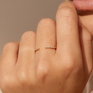 Pavé Minimalistischer offener Ring von Caitlyn Minimalist • Zarter Stapelring • Eleganter Goldring mit Diamanten, perfektes Jahrestagsgeschenk für Sie • RR092