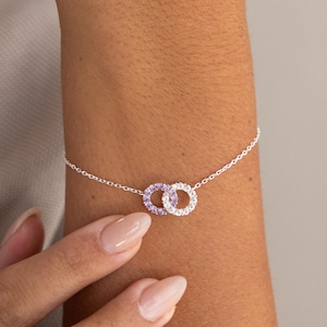 Bracelet avec pierres de naissance éternité personnalisé par Caitlyn minimaliste • Bracelet à breloques entrelacées • Bijoux en pierres précieuses • Cadeau mère/fille • BM66