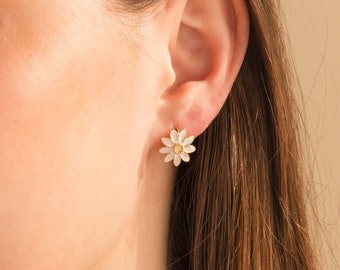 Daisy Charm Huggie Hoop Earrings by Caitlyn Minimalist • Everyday Bold Flower Earrings • Cute Summer Jewelry • Gift for Sister • ER507