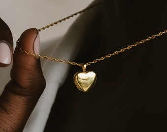 Initial Heart Locket Necklace by Caitlyn Minimalist • Gold Locket Photo Necklace with Twist Chain • Personalized Gift for Mom • NR108