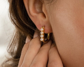 Créoles de perles délicates par Caitlyn Minimalist • Créoles minimalistes en or et argent • Bijoux en perles • Cadeaux pour maman • ER324