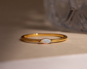 Zarter Opalring von Caitlyn Minimalist • Zierlicher Geburtssteinring • Minimalistischer Edelsteinring • Himmlischer Schmuck • Geburtstagsgeschenk • RR085