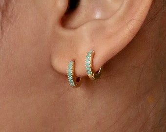 Boucles d'oreilles Huggie turquoise • Petites créoles • Boucles d'oreilles bohèmes parfaites avec pierres précieuses • Boucles d'oreilles d'été • Cadeau d'anniversaire pour elle • ER144