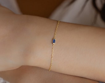 Baguette-Geburtsstein-Armband von Caitlyn Minimalistisch • Zierliches Bettelarmband • Personalisierter Edelsteinschmuck • Perfektes Geburtstagsgeschenk • BM62