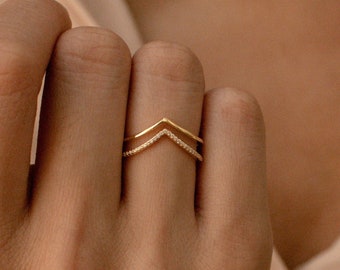 Juego de anillos curvos de CaitlynMinimalist • Juego de 2: anillo con diamantes en forma de chevrón, anillo minimalista de oro fino para apilar • Regalo para ella • RR037