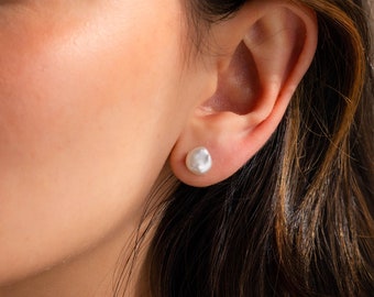 Süßwasser Perlen Ohrstecker von Caitlyn Minimalist • Zierliche Perle Edelstein Ohrringe • Jeden Tag Minimalist Perlen Schmuck • Geschenk für Mutter • ER472