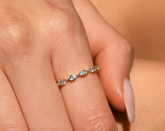 Bague d'éternité aigue-marine par Caitlyn minimaliste • Bague de promesse avec pierre précieuse bleue • Bague superposable turquoise minimaliste • Cadeau pour elle • RR119