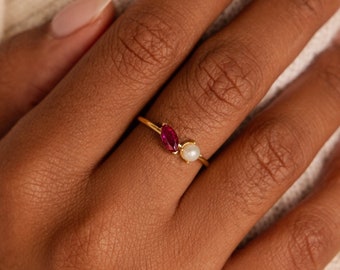 Bague avec pierre de naissance marquise et perles minimalistes par Caitlyn • Bague personnalisée délicate avec perle • Cadeau d'anniversaire pour elle • 109 RM