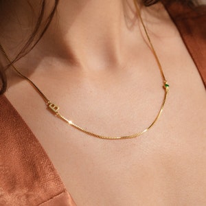 Collar con inicial de piedra natal de Caitlyn Minimalist • Delicado collar con letra en cadena • Regalo personalizado para ella • Regalo para madres • NM125F77