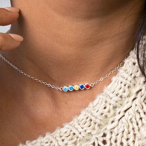 Collar con piedras de nacimiento personalizadas • Collar con múltiples piedras de nacimiento en plata de ley y acabado en oro de 18 quilates de Caitlyn Minimalist • Regalo para nueva mamá • NM59