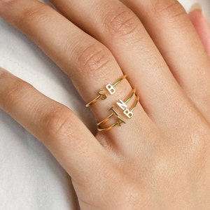 Anillo con inicial doble • Anillo con letra personalizada de Caitlyn Minimalist • Anillos con letras personalizadas • Joyas para parejas • Regalo personalizado para ella • RM74F39