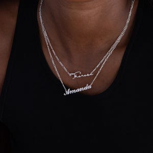 Colar com nome e corrente Figaro da Caitlyn Minimalist • Colar com pingente de nome personalizado • Joia de prata minimalista • Presente personalizado • NM82F62