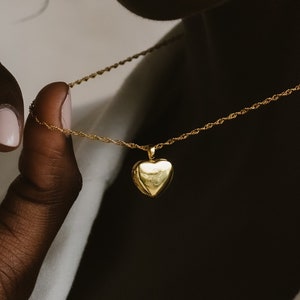 Initial Heart Locket Necklace by Caitlyn Minimalist • Gold Locket Photo Necklace with Twist Chain • Personalized Gift for Mom • NR108