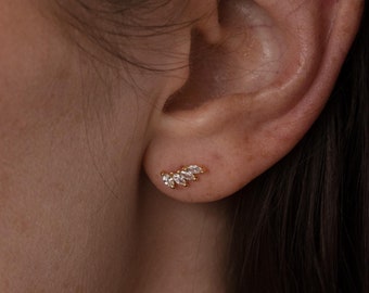 Pendientes trepadores de diamantes marquesa de CaitlynMinimalist • Delicados pendientes de botón con piedras preciosas y parte posterior plana • Joyas para dama de honor • Regalo para ella • ER618