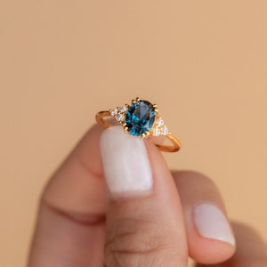 Blauer Topas-Diamantring von Caitlyn Minimalistisch Gold-Verlobungsring im Vintage-Stil Diamant-Verlobungsring Jubiläumsgeschenk RR105 Bild 3