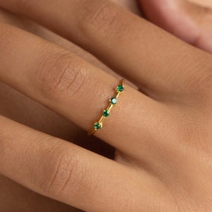 Anpassad ring med flera stenar av Caitlyn Minimalist • Elegant evighetsring med födelsesten • Minimalistisk ring för mor • Personlig present till mamma • 99 RM