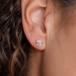 Clous d'oreilles en diamant par Caitlyn Minimalist • Boucles d'oreilles en cristal Herkimer • Boucles d'oreilles délicates en argent • Bijoux en pierres précieuses • Cadeau pour elle • ER342