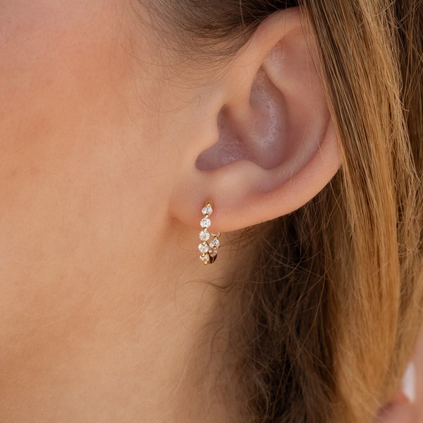 Brincos de argola com diamantes Inside Out da CaitlynMinimalist • Argolas delicadas • Brincos de argola com cristais • Joias minimalistas • Presente para madrinhas • ER385