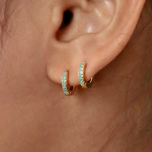 Turquoise Huggie oorbellen kleine hoepel oorbellen perfecte Boho edelsteen oorbellen zomer oorbellen verjaardagscadeau voor haar ER144 afbeelding 1