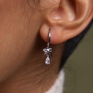 Puede incluir: Un letrero de madera rústica con la frase "Welcome to our home" en letras blancas. El letrero presenta un acabado envejecido y un diseño sencillo y acogedor, perfecto para un porche o entrada.