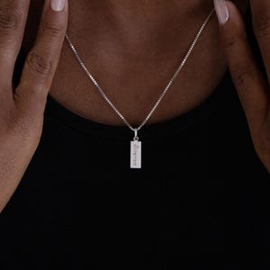 Caitlyn Minimalistのカスタムネームタグネックレス • 上品なイニシャルチャームネックレス • シルバージュエリー • 彼女へのパーソナライズギフト • NM83NIF62