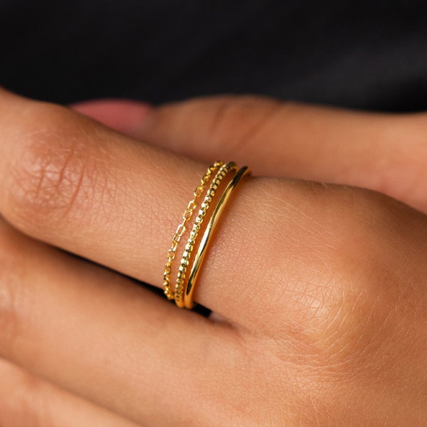 Set di anelli sottili e testurizzati di Caitlyn Minimalist • Set di 3 graziosi anelli impilabili da indossare tutti i giorni • Gioielli essenziali • Regalo per lei • RR133