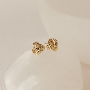 Oorbellen met liefdesknoop • Fijne oorstekers • Minimalistische knoopoorbellen in goud en sterling zilver • Cadeau voor haar • Cadeaus voor bruidsmeisjes • ER153