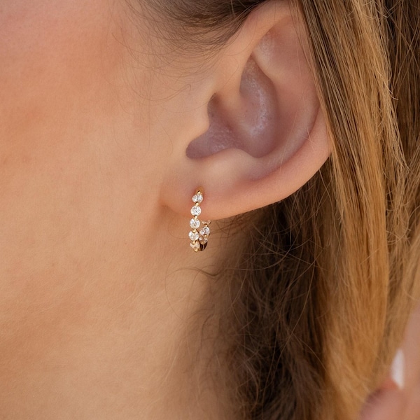 Pendientes de aro con diamantes Inside Out de CaitlynMinimalist • Delicados pendientes de aro • Pendientes de aro con cristales • Joyería minimalista • Regalo para dama de honor • ER385