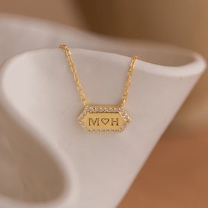 Collar con inicial hexagonal grabada de Caitlyn Minimalist • Collar personalizado con barra de diamantes pavé • Regalo perfecto para aniversario • NM107NIF33