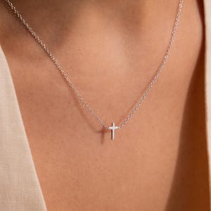 Delicata collana con croce di Caitlyn Minimalist • Piccola collana con ciondolo a croce in argento • Collana a strati • Gioielli religiosi • Regalo per sorelle • NR293