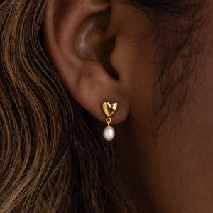 Herz Perle Tropfen Ohrringe von Caitlyn Minimalist • Baumelnde Perle Ohrstecker • Vintage Gold Schmuck • Jahrestag Geschenk für Frau • ER660