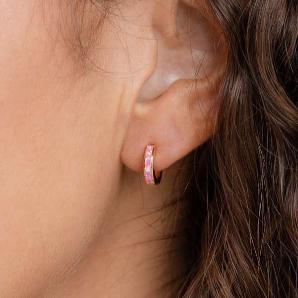 Pink Opal Inlay Huggies von CaitlynMinimalist • Zierliche Magenta Pink Creolen • Knorpel Creolen • Geschenk für Sie • ER212