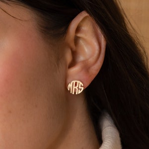 Delicados pendientes con monograma • Pendientes con monograma en bloque de CaitlynMinimalist • Delicados pendientes con letras • Regalos para damas de honor • CH06
