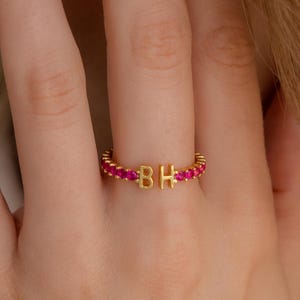 Anillo con dos iniciales y piedra de nacimiento de Caitlyn Minimalist • Anillo abierto de eternidad con letras personalizadas • Joyería con piedras preciosas • Regalo para novia • RM176F39