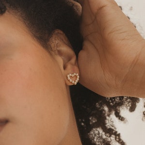 Pearl Heart Earrings by Caitlyn Minimalist • Dainty Gold Studs • Minimalist Pearl Beaded Earrings • Coquette Jewelry • Gift for Her • ER247