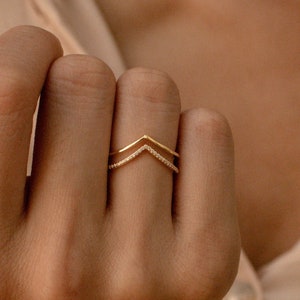 Parure de bagues Curve par CaitlynMinimalist • Lot de 2 : bagues diamant chevron, fine bague minimaliste en or à superposer • Cadeau pour elle • RR037