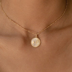 Himmlische Münze Halskette mit Figaro Kette von Caitlyn Minimalist • Perlmutt Halskette, Boho Schmuck • Perfektes Geschenk für Sie • NR049