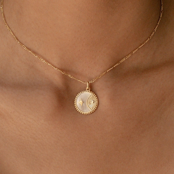 Collier pièce de monnaie céleste avec chaîne figaro par Caitlyn minimaliste • Collier en nacre, bijoux bohème • Cadeau parfait pour elle • NR049