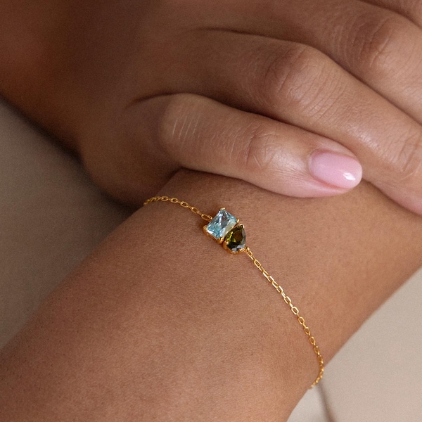Pulsera Toi et Moi con piedra de nacimiento de Caitlyn Minimalist • Pulsera personalizada para madres con corte de pera y esmeralda • Joyería con piedras preciosas • Regalo para mamá • BM67