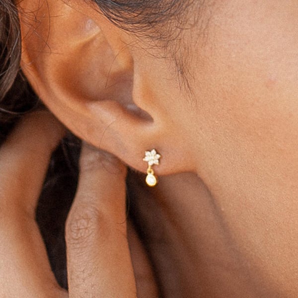Dainty Flower Stud Earrings by CaitlynMinimalist • Minimalist Dangling Earrings • Perfect Gift for Mom • Jewelry Gifts for Women • ER027