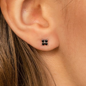 Schwarze Blumen Ohrstecker von Caitlyn Minimalist • Silber Art Deco Ohrringe • Zierlicher Vintage Blumen Schmuck • Beste Freundin Geschenk • ER329
