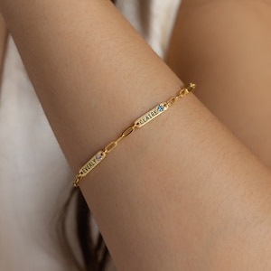 Pulsera con nombre y piedra de nacimiento de Caitlyn Minimalist • Delicada pulsera con dijes y piedras preciosas • Pulsera con nombre grabado • Regalo para mamá • BM56F39