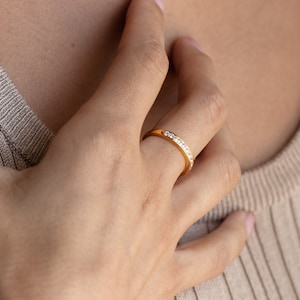 Minimalist Diamant Band in Gold von Caitlyn Minimalist Ehering, Verlobungsring, Versprechensring Hochzeitsschmuck für Bräute RR067 Bild 8
