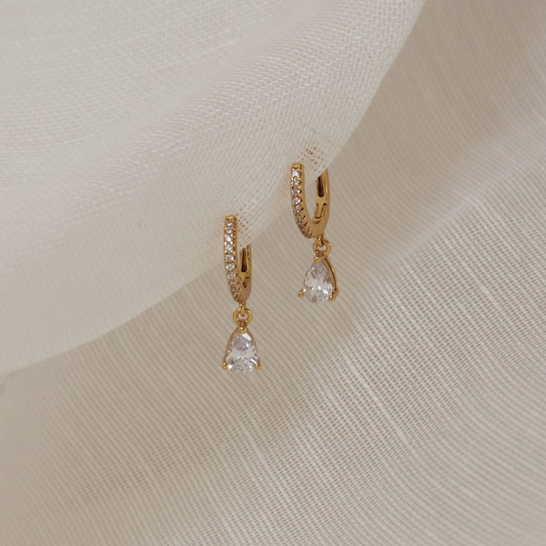 Créoles en diamants par Caitlyn Minimalist • Boucles d'oreilles pendantes en diamants • Créoles Huggie pavées • Boucles d'oreilles minimalistes • Cadeau pour elle • ER117