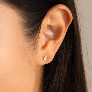 Birne Mondstein Ohrstecker von CaitlynMinimalist • Zierliche Teardrop Edelstein Ohrringe • Minimalistischer Schmuck • Geschenk für Sie • ER531