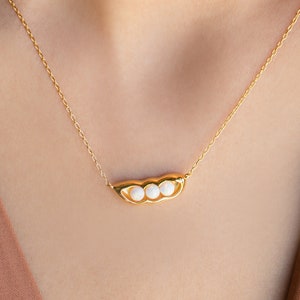 Collar de ópalo con tres guisantes en una vaina de Caitlyn Minimalist • Delicado collar con dije de amistad • Joyería de ópalo • Regalos de cumpleaños para mamá • NR110