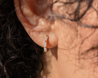 Kenia Diamond Huggie Earrings by CaitlynMinimalist  • Gold Hoop Earrings • Dainty Earrings • Bridesmaids Earrings • Gift for Her • ER172