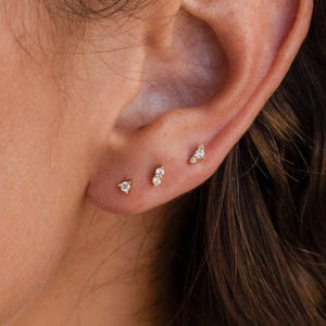 Diamant-Cluster-Ohrring-Set von CaitlynMinimalist • 3er-Set: Flache Diamant-Ohrstecker • Zarter Hochzeitsschmuck • Geschenk für Mama • ER537