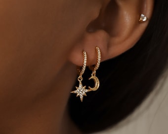 Boucles d'oreilles Huggie lune et étoile pavées par Caitlyn Minimalist • Boucles d'oreilles pendantes diamants en or • Bijoux célestes • Cadeau parfait pour elle • ER116